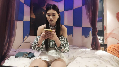 網約漂亮小姐姐，脫衣後盡顯苗條大長腿，任勞任怨軟了必須給你搞硬