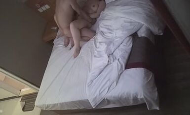 酒店近景 360绝版宾馆大床房摄像头偷拍胖叔周末请少妇女雀友吃宵夜把她灌迷糊了开房给她舔逼六九做爱