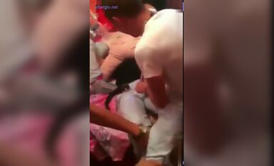 把极品伴娘被扒光吸奶，结果反遭众人扒光弹JJ