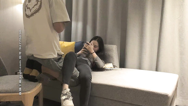 長發牛仔褲性感妹子，調情用了很長時間，舔奶調情再到床上口交騎乘猛操