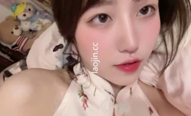 抖音網紅反差婊，露臉3P口爆顏射，粉絲眼裡的青春傻白甜，床上秒變騷母狗，表情超級淫盪，叫聲可射，射嘴裡主動吸舔精液-2