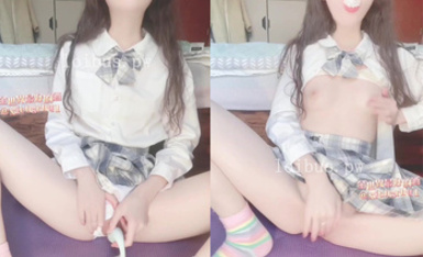 【宅男女神】推特極品福利姬【全世界最好的酒】完整福利②，白皙無毛粉鮑，肛塞跳蛋水晶棒紫薇，白漿泛濫（1）