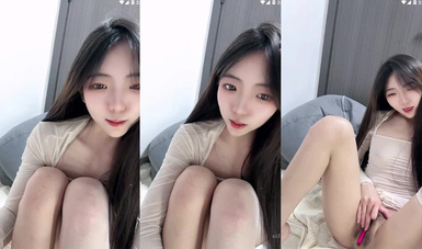 長腿嫩足顏值小母狗，連體黑絲透視裝，嫩足展示淫語挑逗，跪地自慰各種道具深插騷穴 (4)