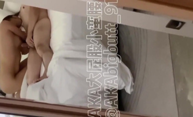 【2025年新流】推特極品騷婊【AKA大屁股小蠻腰】骨灰級綠帽，邀約單男調教嬌妻，3P大戰 (5)