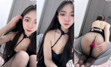 長腿嫩足顏值小母狗，連體黑絲透視裝，嫩足展示淫語挑逗，跪地自慰各種道具深插騷穴 (13)