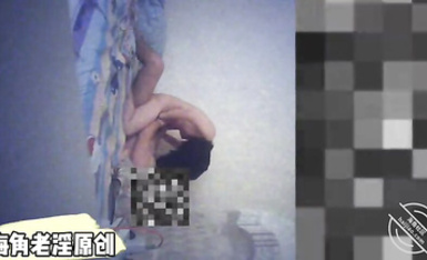 海角父女亂倫11萬粉原創大神【海角老淫】付費鑽石貼，合法蘿莉女兒怕老爸難受，主動為爸爸服務