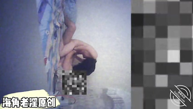 海角父女亂倫11萬粉原創大神【海角老淫】付費鑽石貼，合法蘿莉女兒怕老爸難受，主動為爸爸服務