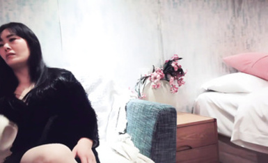 網約美人妻，吃菠蘿調情，她更會調情，玉足在襠下來回摩擦，床上激情啪啪