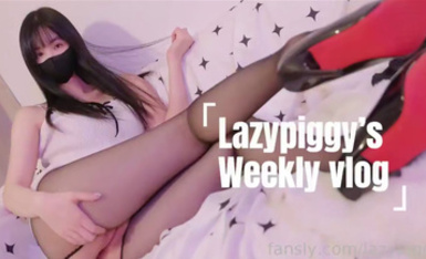 極品白虎嫩妹【lazypiggy懶懶豬】明明說好了只給口交，都把你口射了卻還要被壓在地上狠狠干