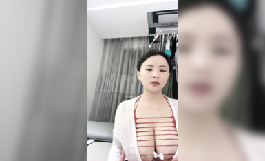 新品福利，狼粉瘋狂舔屏，F號天然豪乳御姐【葉姿】換衣露奶露逼誘惑，這對車大燈簡直太頂了