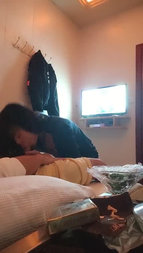 女技师按摩房调情啪啪，骑在身上摸奶子一顿舔，特写口交扶着墙后入，隔壁唱歌这边啪啪啪猛顶