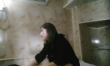 激情按摩老哥按摩完再吃快餐，肉感熟女脱掉裤子直接操，上位骑乘扶着屁股撞击