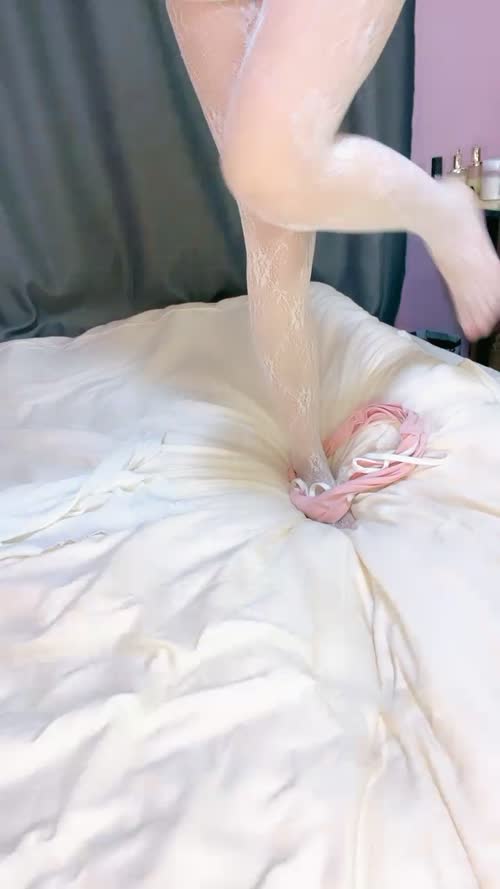 清纯短发18嫩妹男友不在家，自己拿道具自慰，脱光光娇小身材，震动假屌骑乘，快速抽插多毛小穴，浴室洗澡诱惑