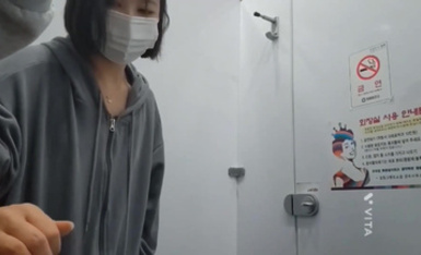 韓國大叔車上樓道天台口交秘境：清純學生妹的熱情一吻，揭露空間里的激情狂潮 (4)