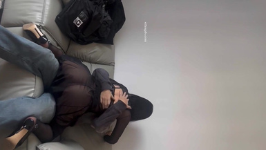 Q先森 8月最新付費福利 約啪極品少婦帶回家中，OL秘書裝小劇情演繹強上系列，撕破少婦的絲襪強行把雞巴塞入嘴裡，第二套健身瑜伽庫系列沙發騎乘，換上吊帶後入第一視角！ (6)