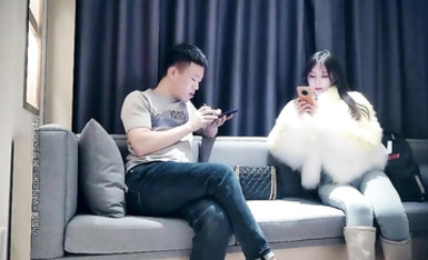 【七天極品探花】高價約操極品外圍女神,練過舞蹈的妹子穿著牛仔褲展示一字馬，顏值身材超級棒