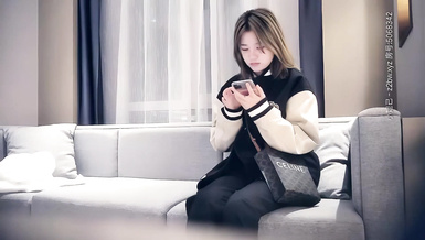 LOVE小天探花約棒球服短發萌妹子啪啪,脫掉衣服花臂紋身看不出社會人，腰細胸大側入妹子被操哭了