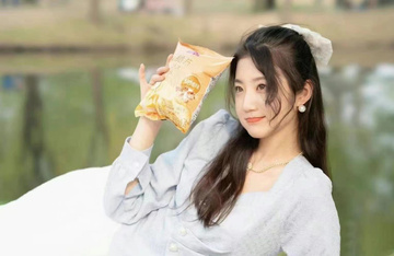 神仙顏值的女大學生，在金主面前就是騷浪母狗，被各種調教玩弄爆操，妹子很主動乘騎，這顏值和身材簡直了 (1)