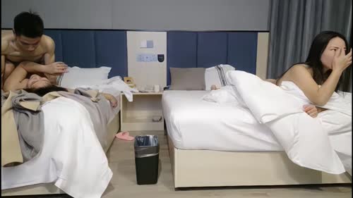 换妻探花周末约一对小夫妻玩玩，交换4P激情，旁边还有个老哥观战，持续输出搞爽了，前后一起插1080p横版