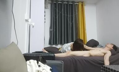 操良家00后学生妹，妹子没爽够再来一炮，吸吮大屌张开双腿爆插，操的嗯嗯呻吟