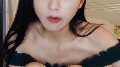 大二学舞蹈颜值美女 性感牛仔短裤对着镜头摆弄 足交特写插嘴穿上黑丝 第一视角进进出出