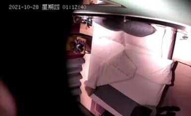 【高清 安防摄像头】上帝视角眼镜猛男午夜约炮白嫩峰腰美乳网友开房