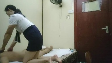 小黑探花骑车上门找女技师，按摩乳推服务周到