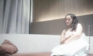 笑起来甜美马尾辫外围美女小姐姐，骑在身上揉捏大白屁股