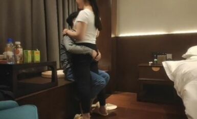 中国人不骗中国人深夜操熟女，扒掉衣服揉捏奶子，张开双腿抽插猛操