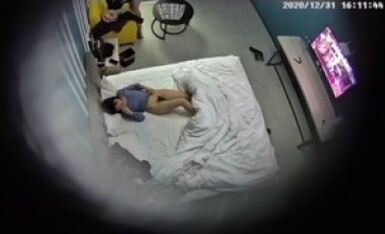 连锁酒店真实情侣开房偷拍，短发JK制服卡哇伊萝莉 和男友开房打炮