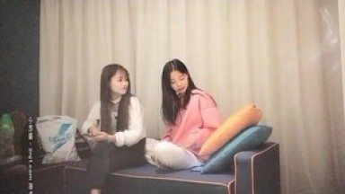 大屌哥网约两个极品清纯外围嫩妹激情双飞，舔着屌吸吮奶子