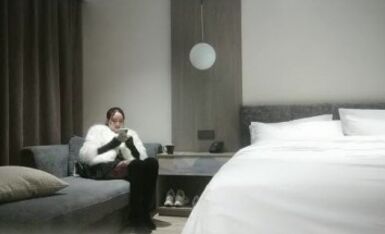 【利大无比】，23岁，175cm，大长腿女神，一沓红票子数完，裸体相见 上